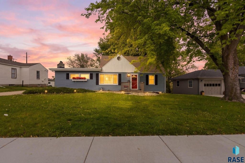 2504 S Summit Ave, Sioux Falls
