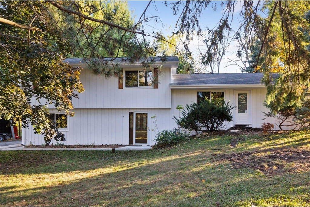 18065 Berry Ln, Wayzata