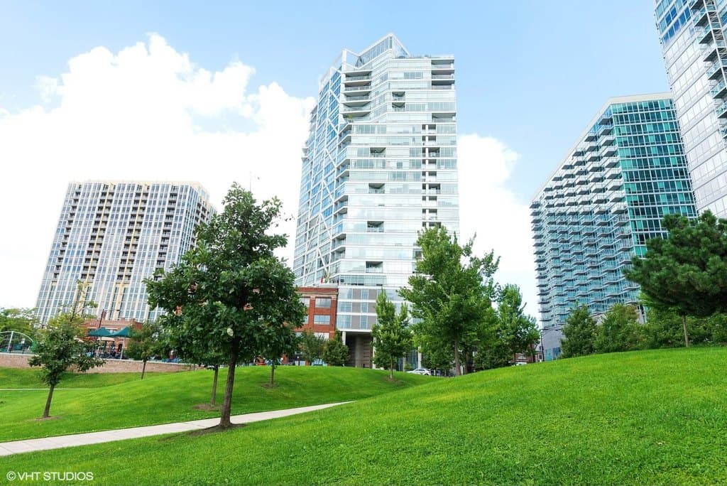 510 W Erie St Unit P202