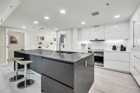 665 NE 25th St Apt 2301