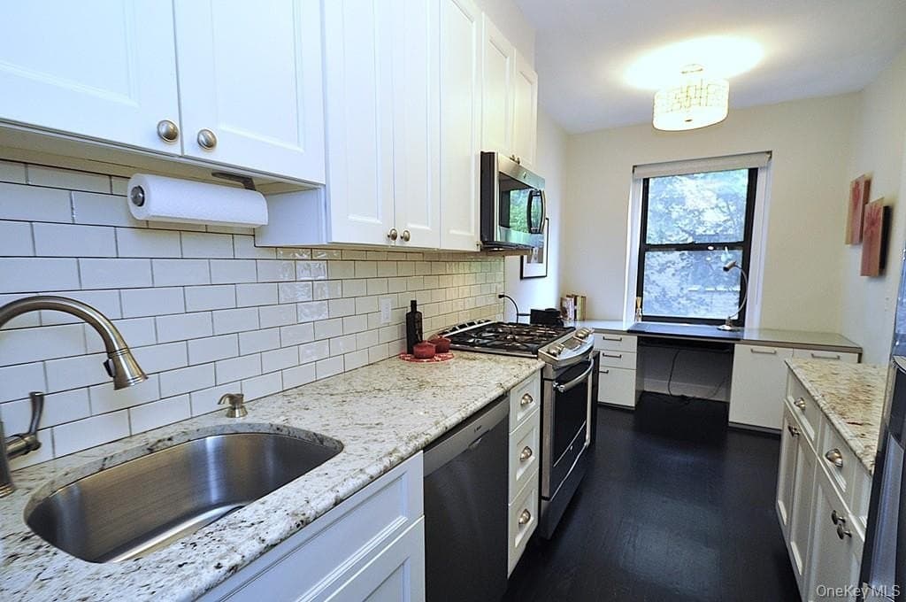 143 Garth Rd Apt 4N, Scarsdale