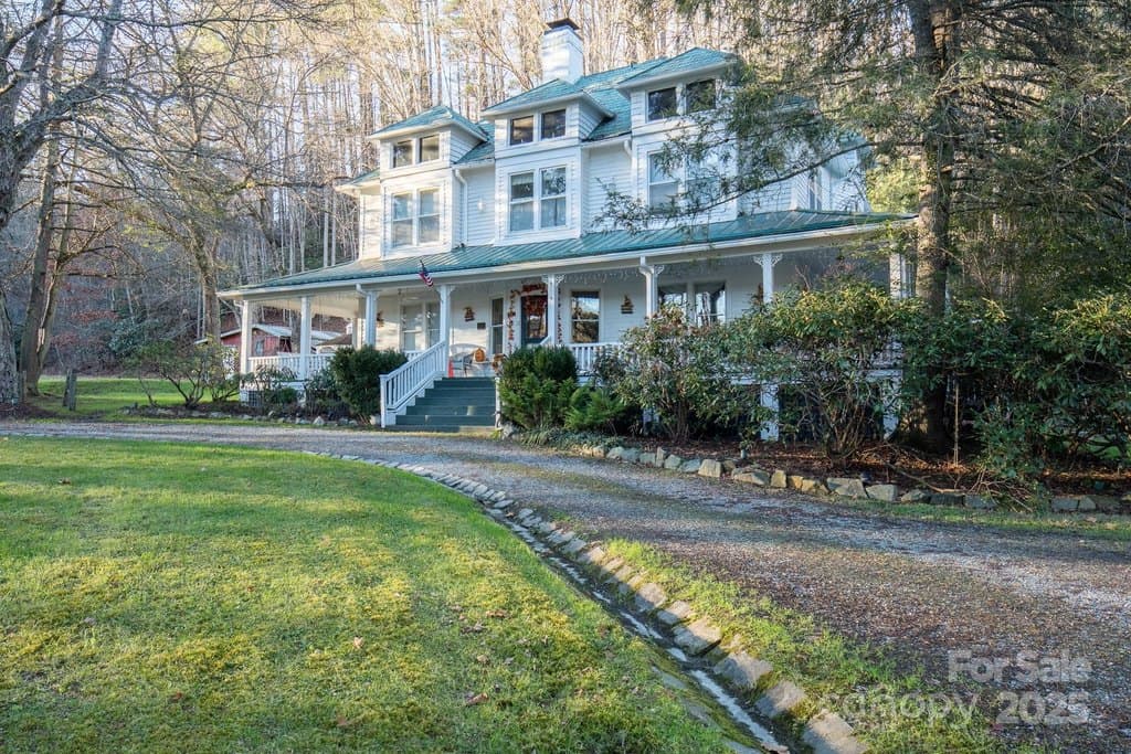 4584 and 4582 NC Highway 194 S, Banner Elk