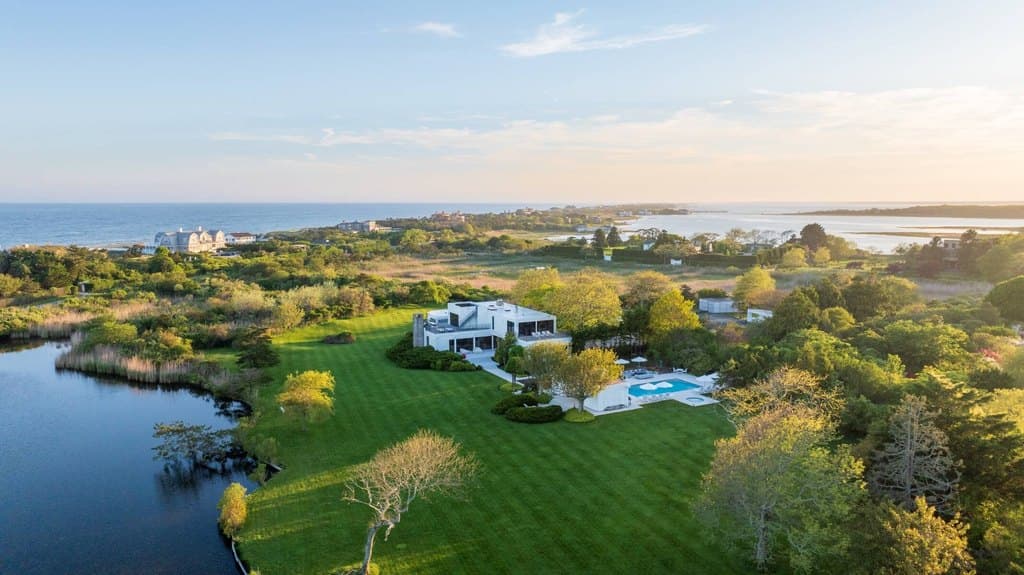 359 Meadow Ln, Southampton