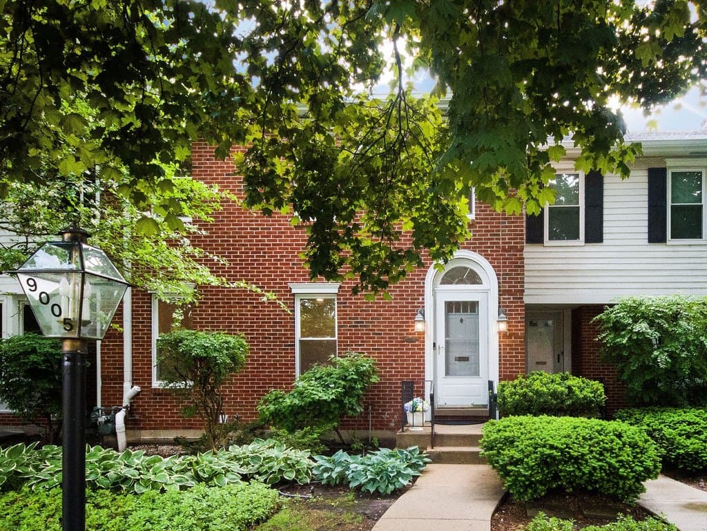 9005 Lincolnwood Dr, Evanston