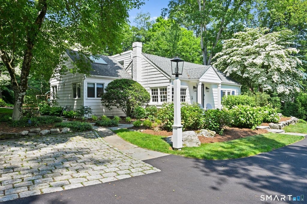 32 Spring Water Ln, New Canaan