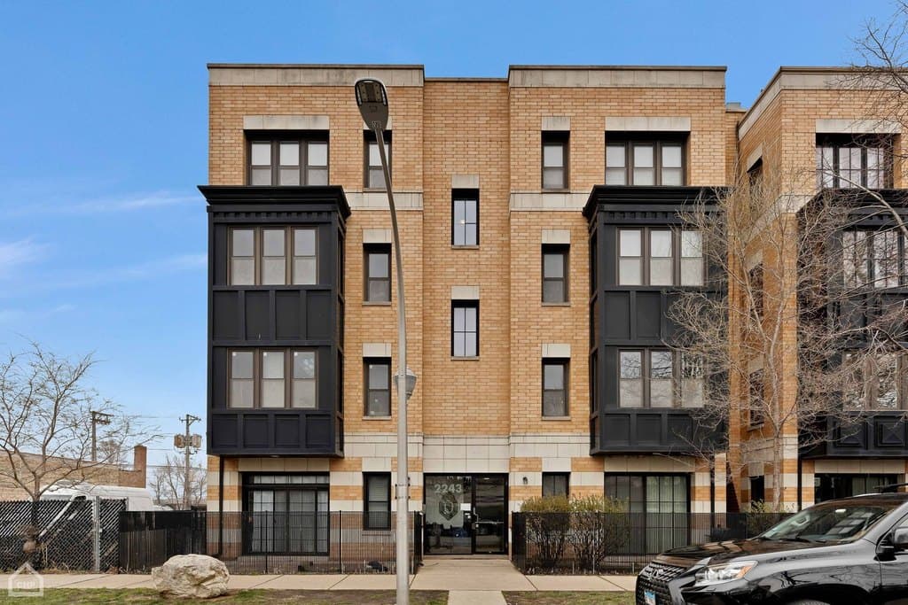 2243 N Lister Ave Apt 402, Chicago