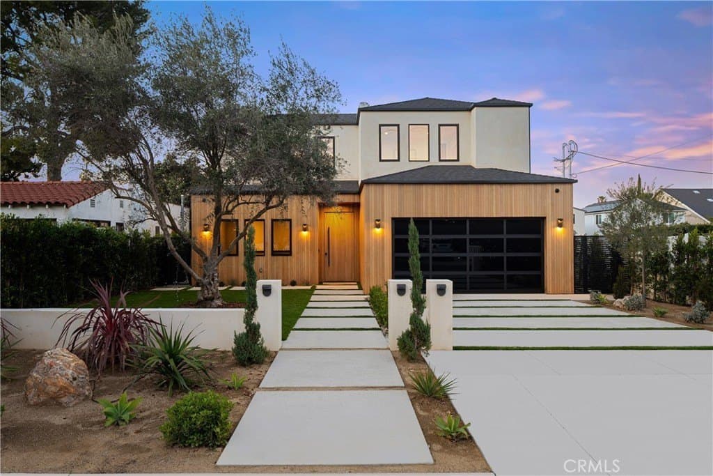 15451 Camarillo St