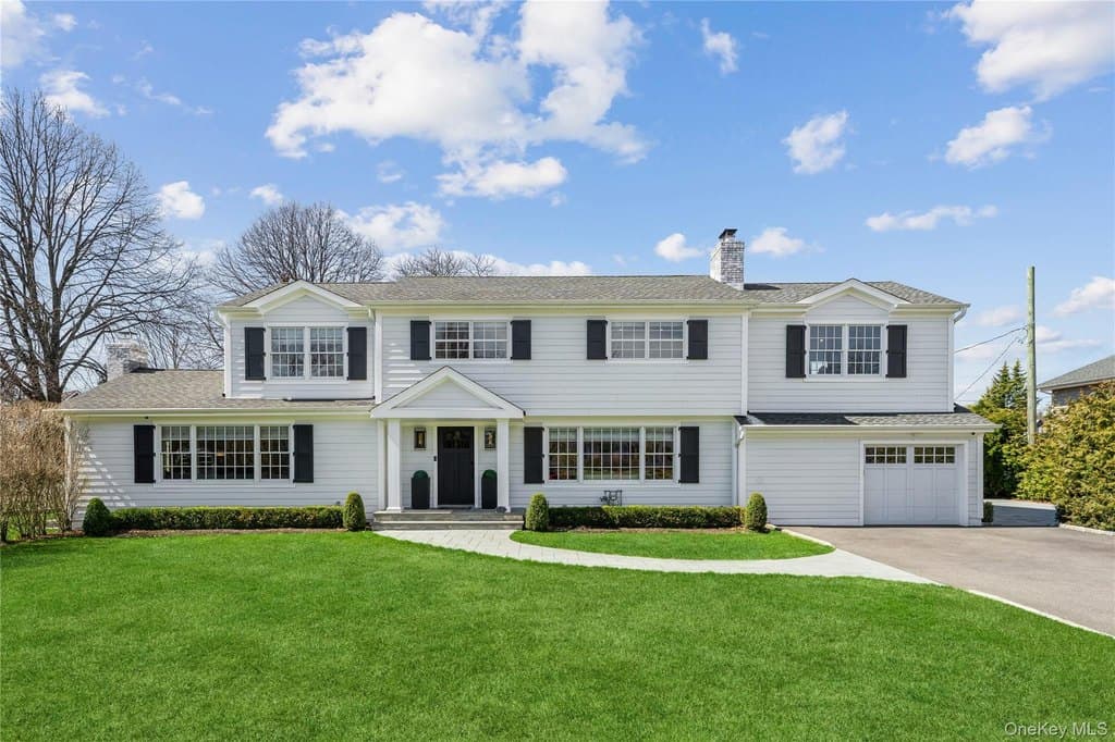 194 Whitehall Blvd, Garden City