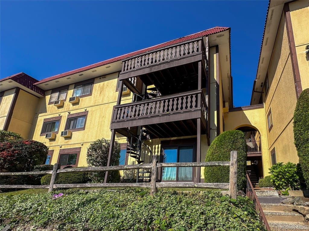 18 Granada Cres Apt 1, White Plains