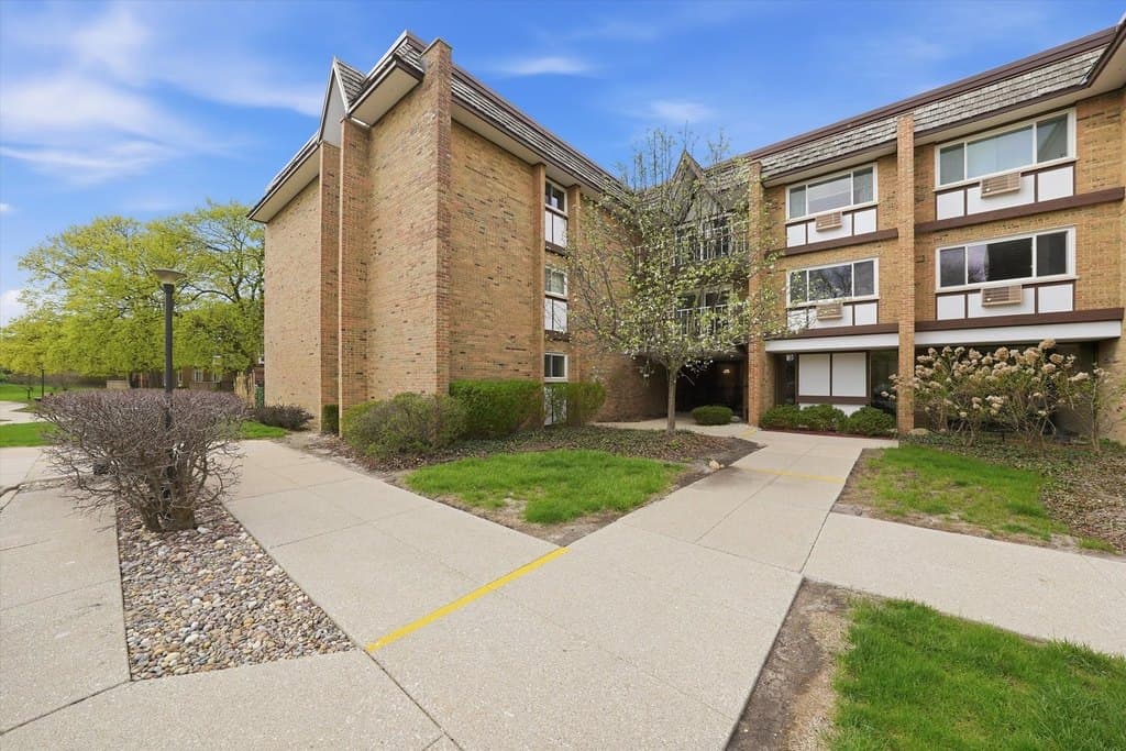 300 Claymoor Rd Unit 2E, Hinsdale