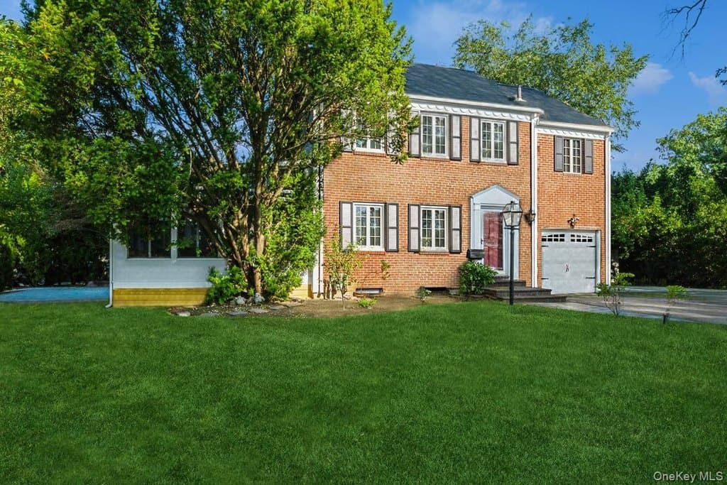 210 Clinton Rd, Garden City