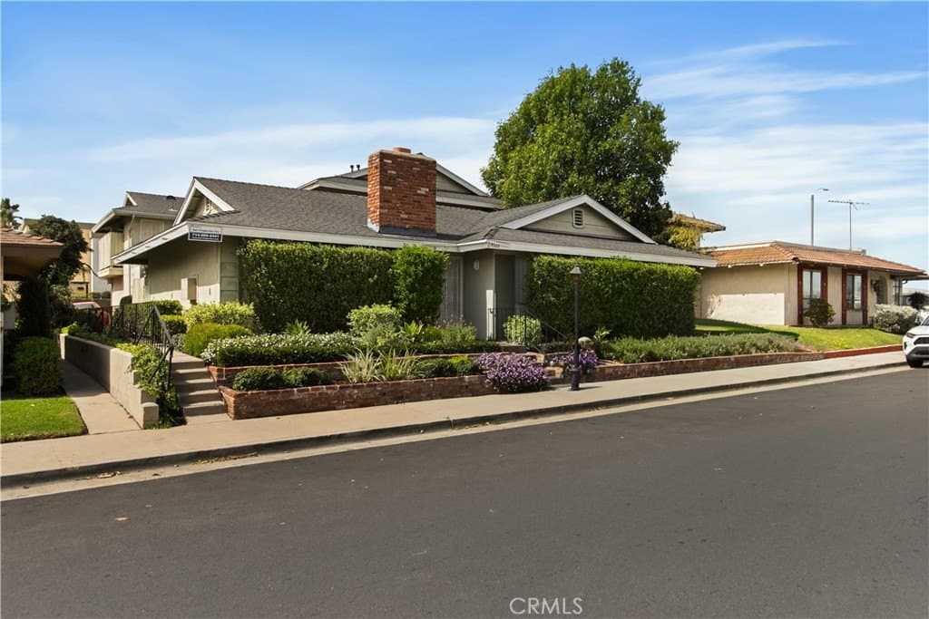 17021 Pinehurst Ln, Huntington Beach