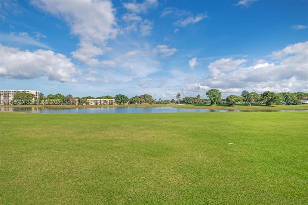 16189 Laurel Dr Unit 25, Weston