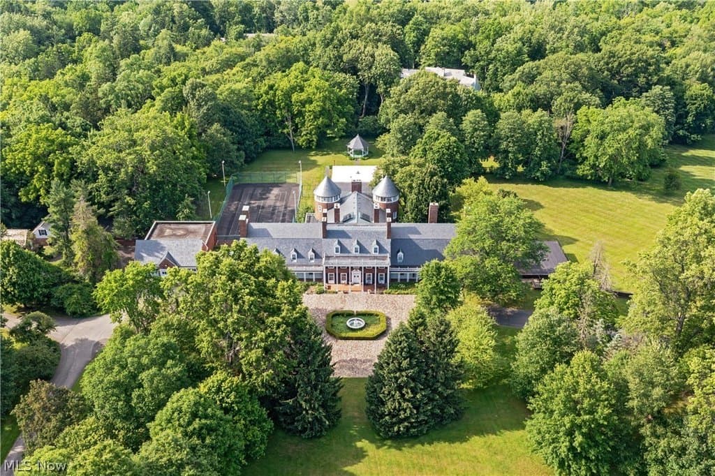 3450 Roundwood Rd, Hunting Valley