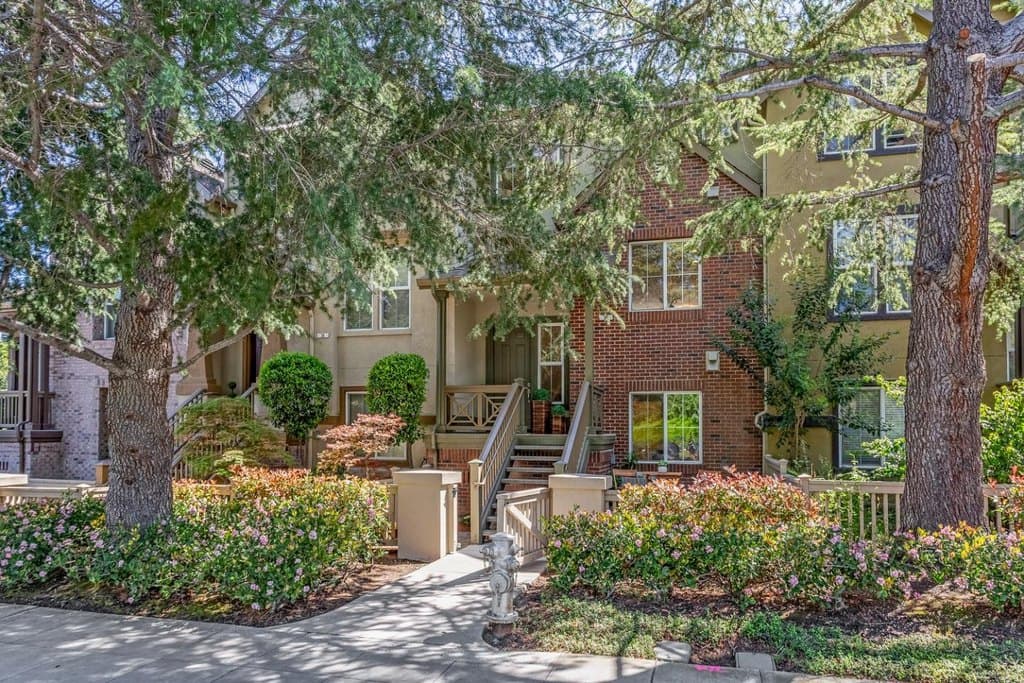30 Royal Oak Ct, Mountain View