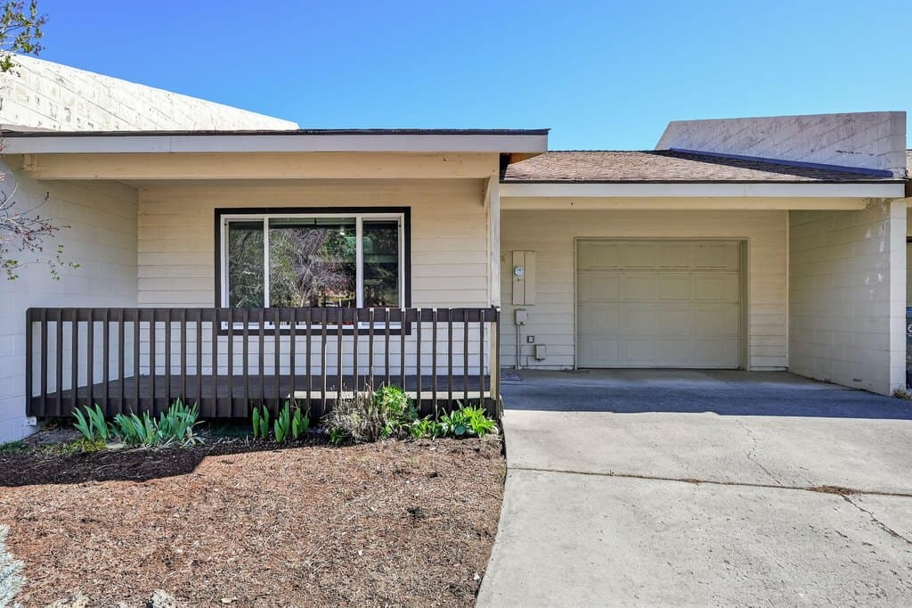 908 SE Stratford Ct, Bend