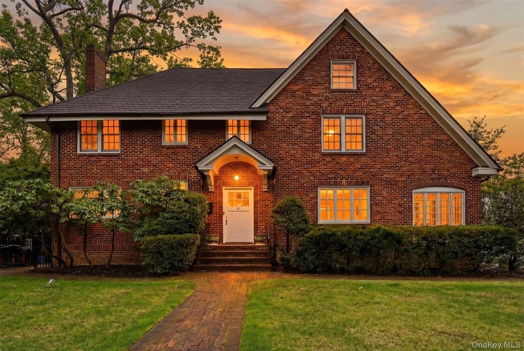 12 Little John Pl, White Plains