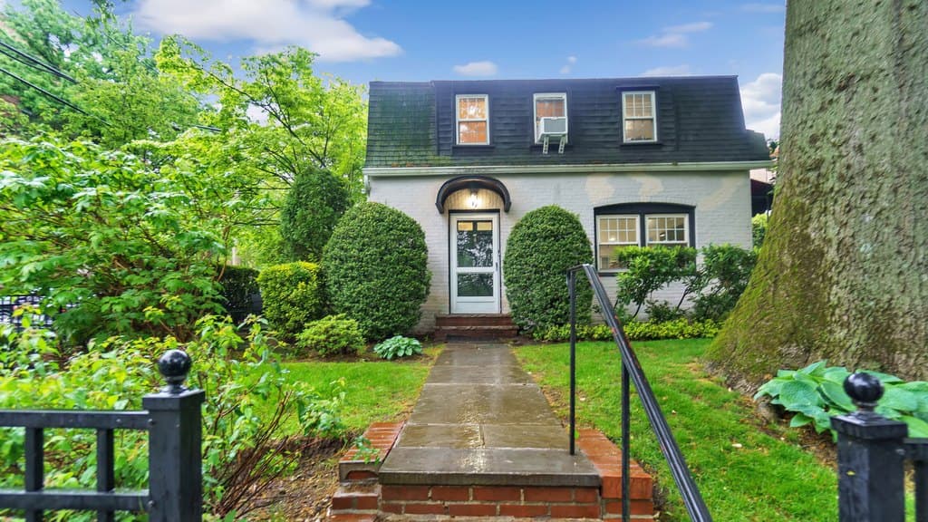 19 Barstow Rd Apt G, Great Neck