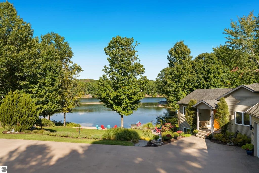 2390 Lake Chandler Dr, Traverse City