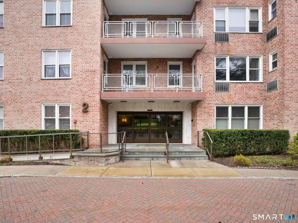 2 Putnam Hl Apt 1A, Greenwich