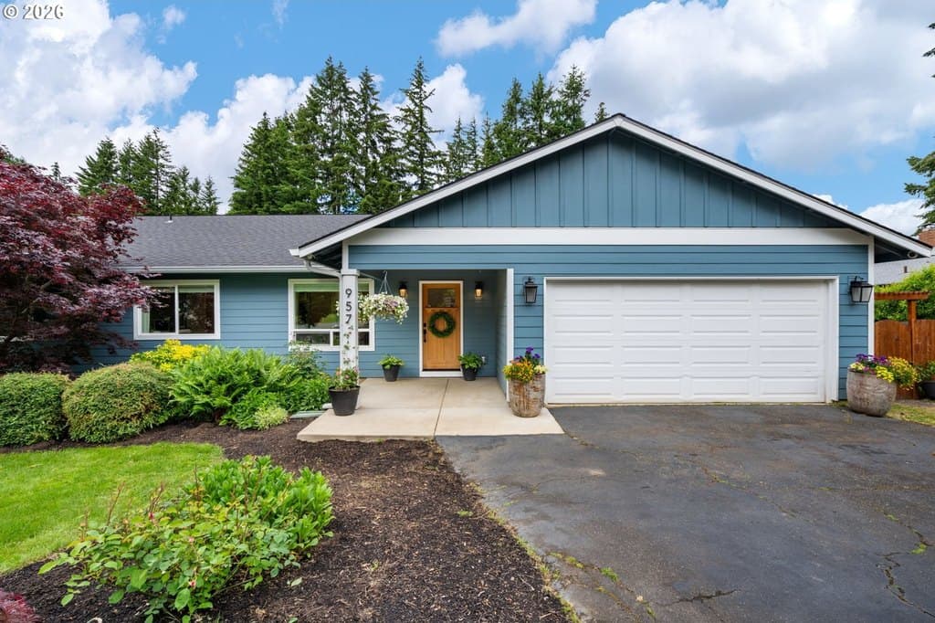 957 Marylhurst Dr, West Linn