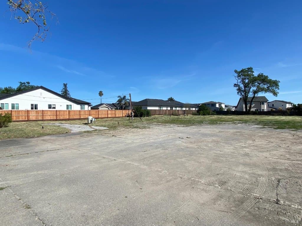 2016 Dennis Ln, Santa Rosa