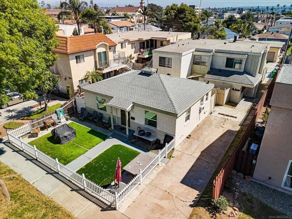 935 Chalcedony St, San Diego