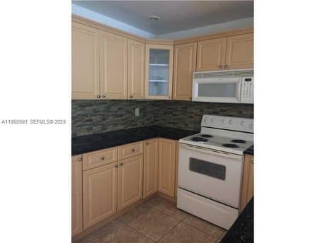 7732 Camino Real Apt 220