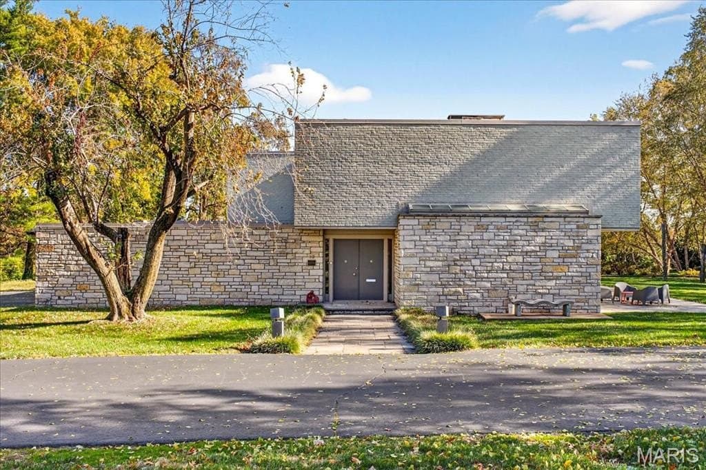 12 E Brentmoor Park, Clayton