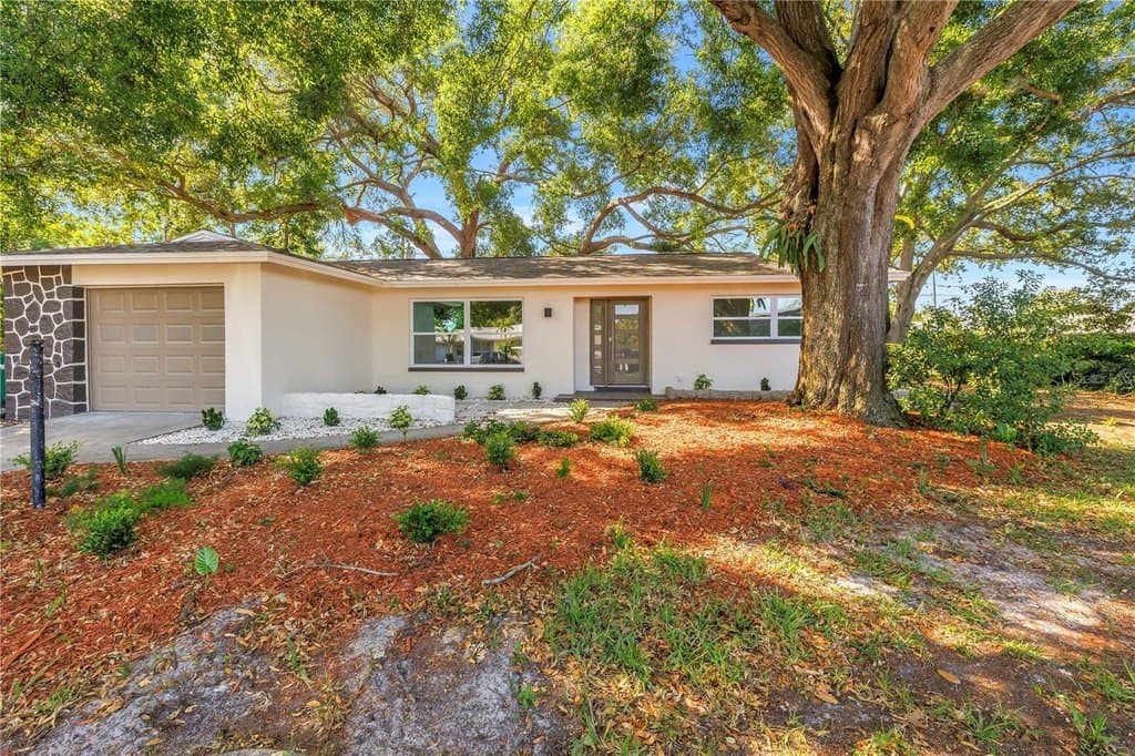 2161 NE Hillwood Ct, Clearwater