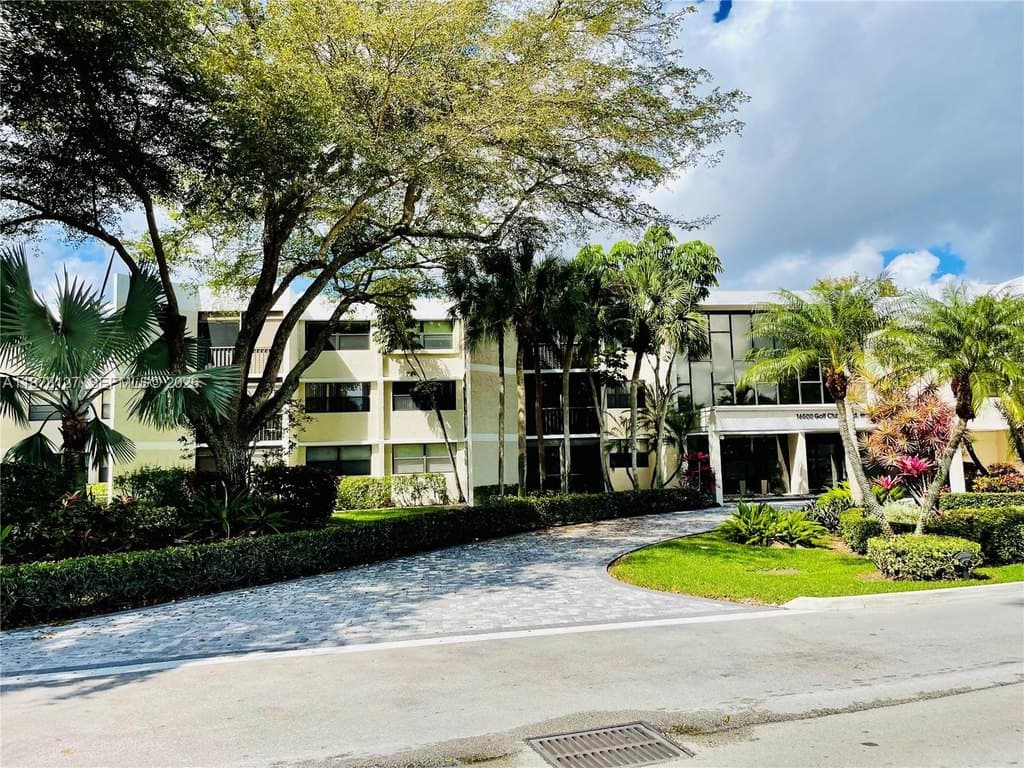 16500 Golf Club Rd Apt 101, Weston