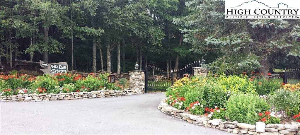 Fox Paw Ln, Banner Elk