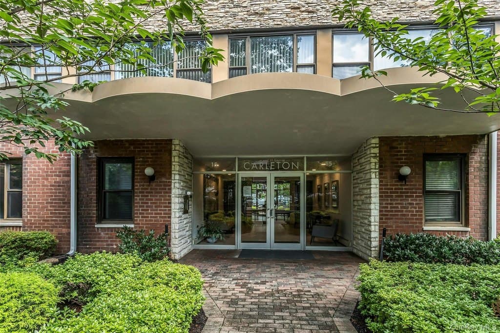 15 Hill Park Ave Apt 1C, Great Neck