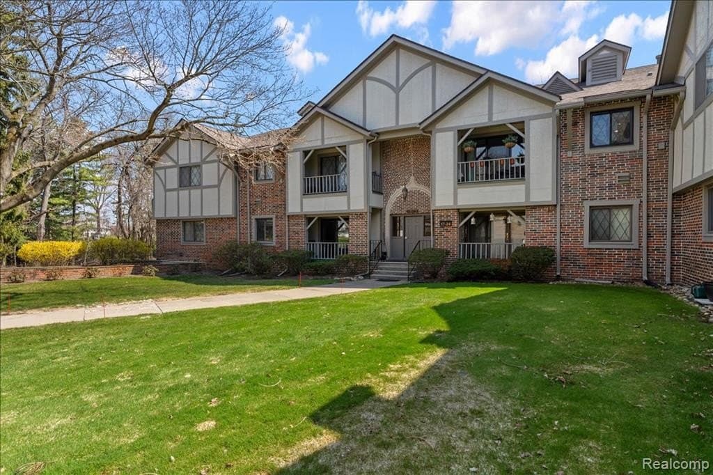 42160 Woodward Ave Unit 17, Bloomfield Hills