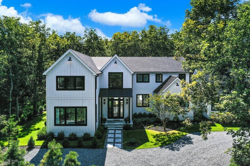 116 Middle Line Hwy, Southampton