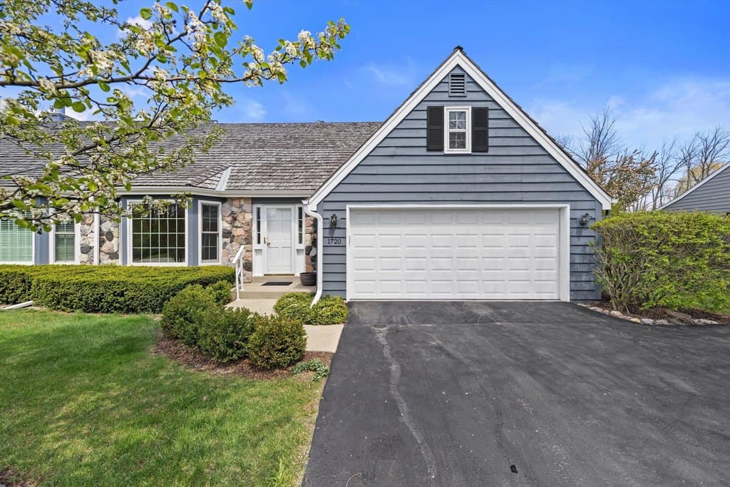 1720 W Bradford Dr, Mequon