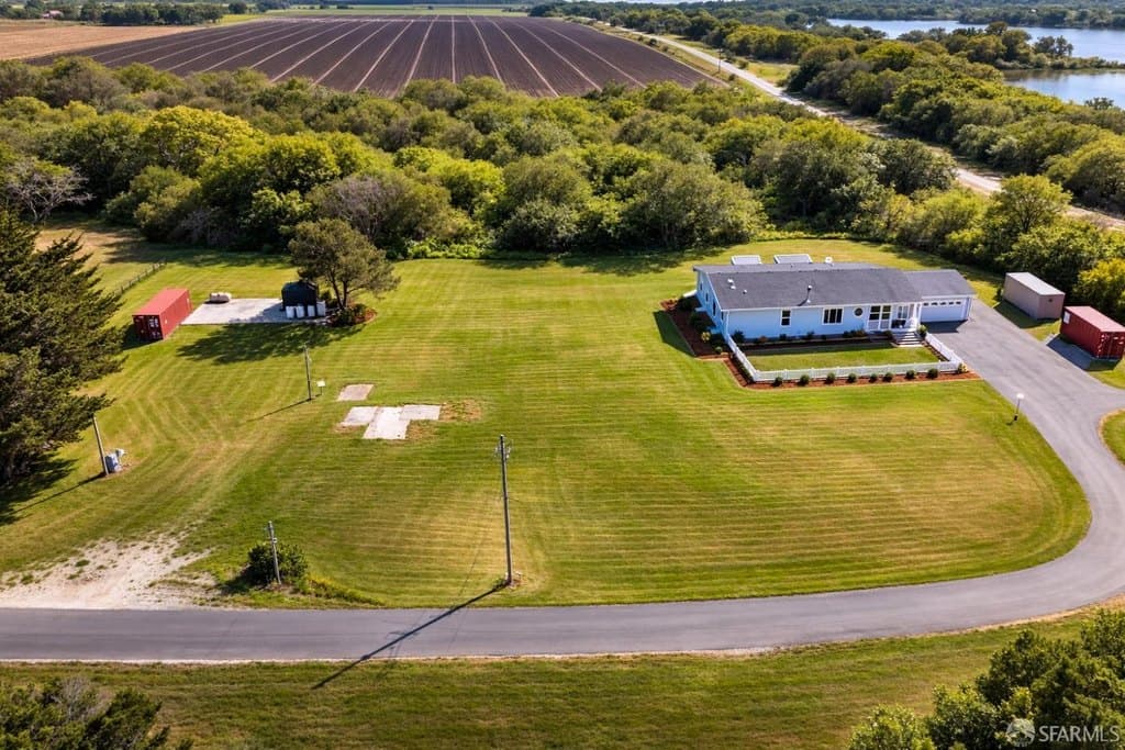 64 Struve Rd, Monterey