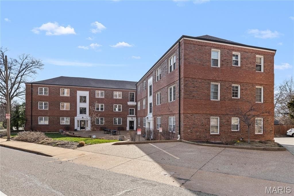 923 S Hanley Rd Apt A, Clayton