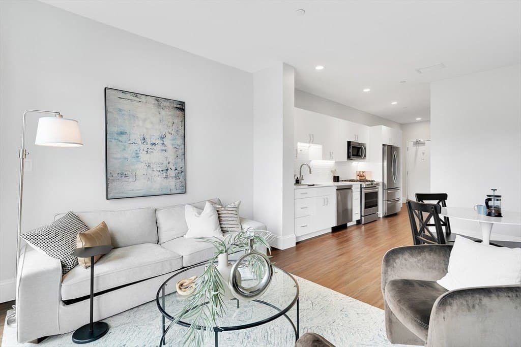 205 Maverick St Apt 308