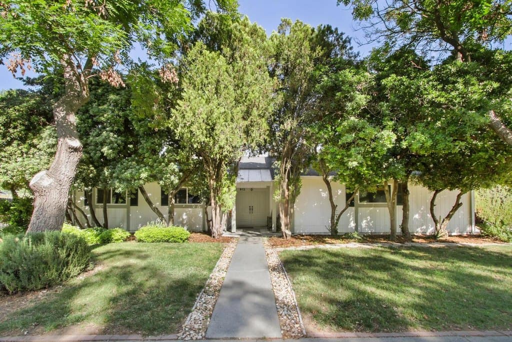 912 Los Robles St, Davis