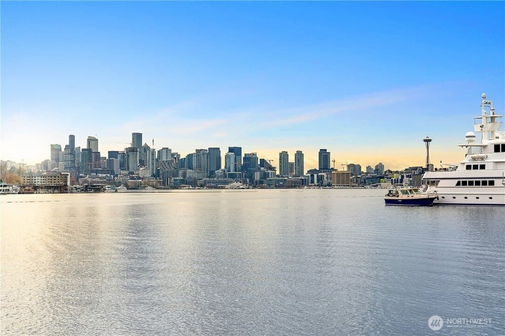 2309 N Northlake Way Apt 10