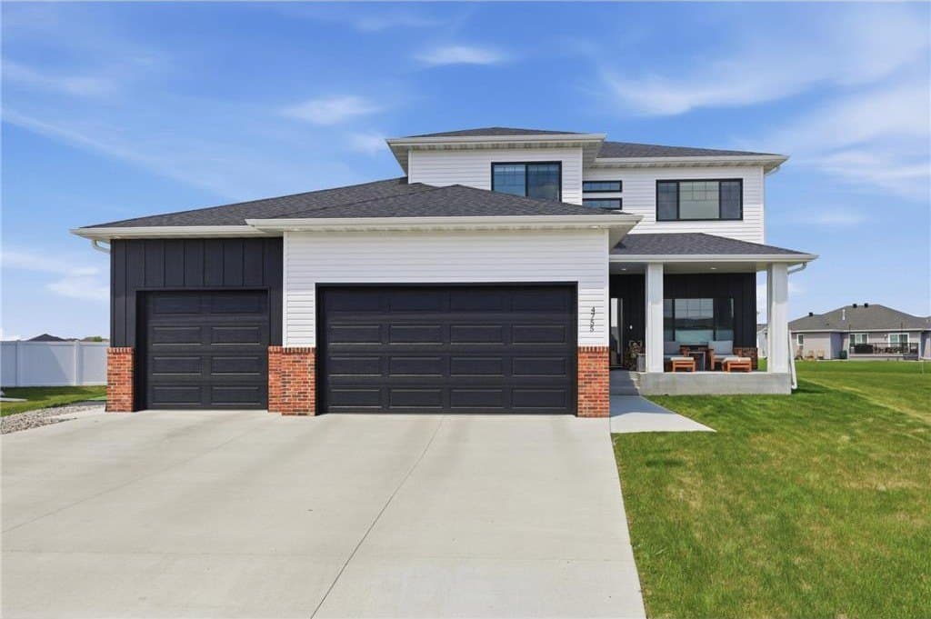 4755 32nd St S, Fargo