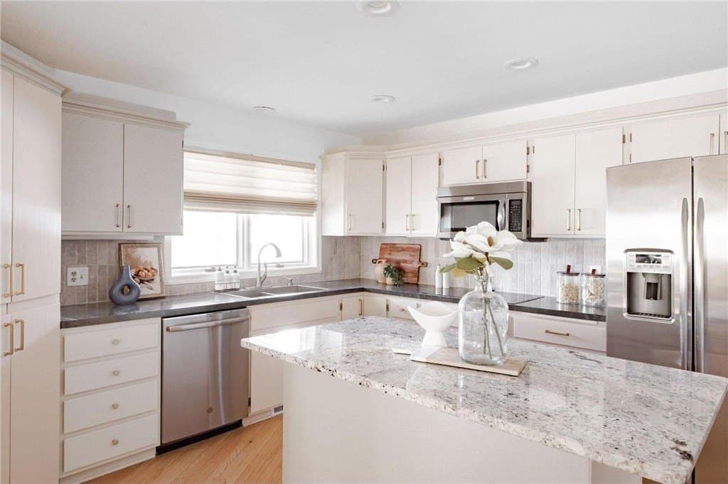 1148 Hollybrook Dr, Wayzata