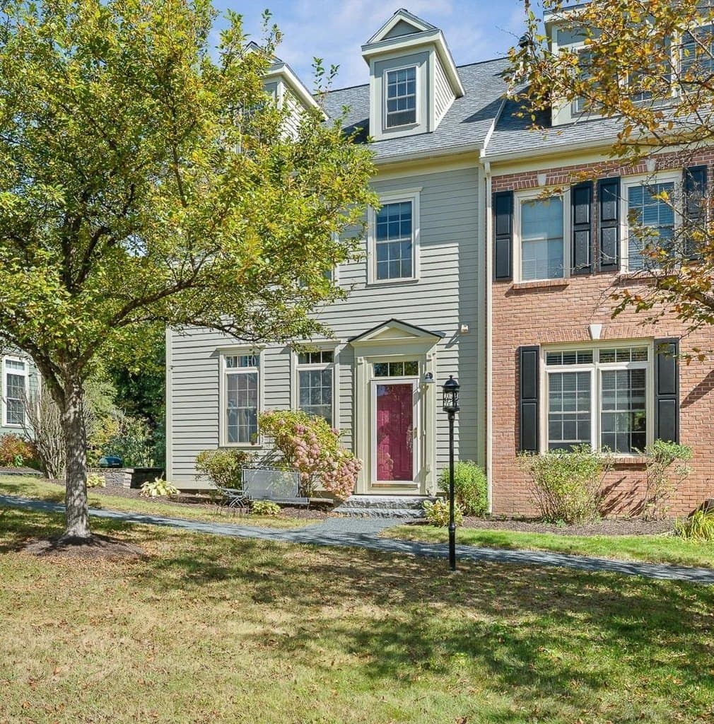 31 Forest Edge Dr, Hanover