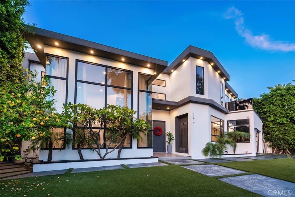 17917 Valley Vista Blvd, Encino