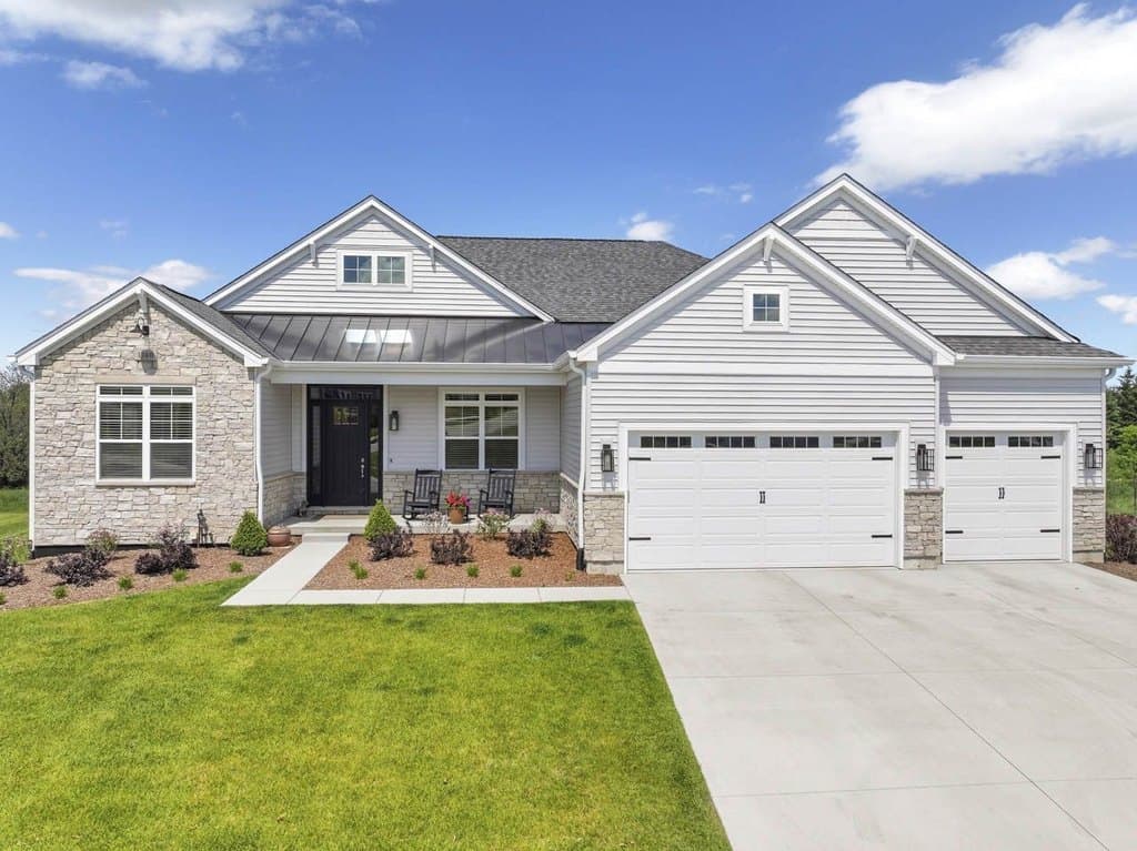 1740 Stonemill Cir, Lake Geneva