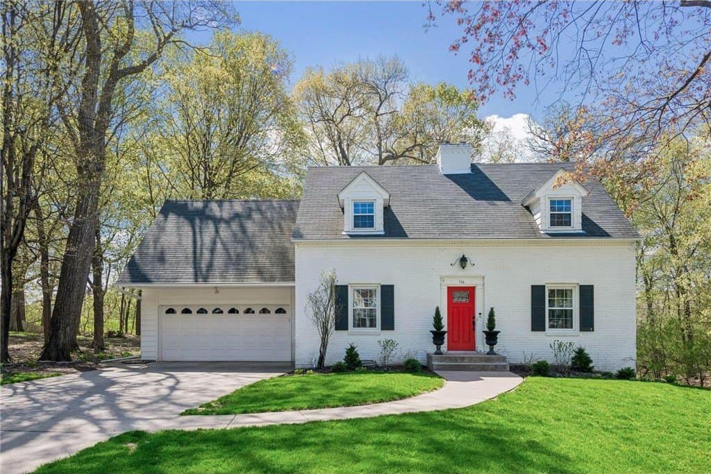 516 Shadyway Rd, Wayzata