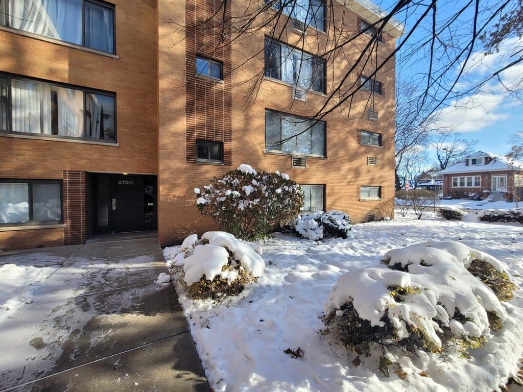 2700 W Lunt Ave Apt 201