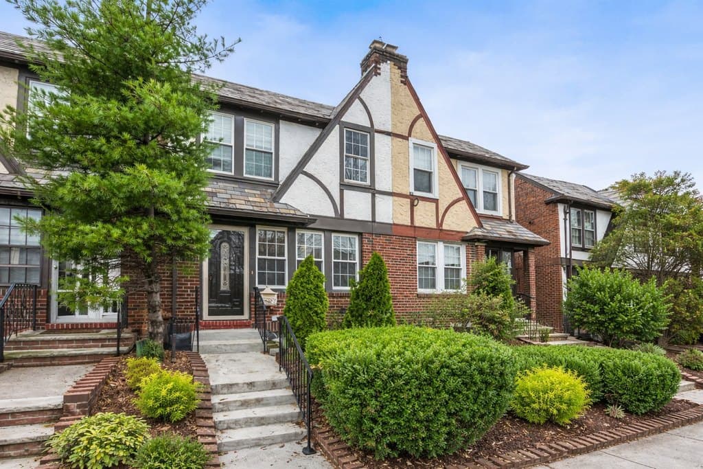 67-100 Dartmouth St, Queens