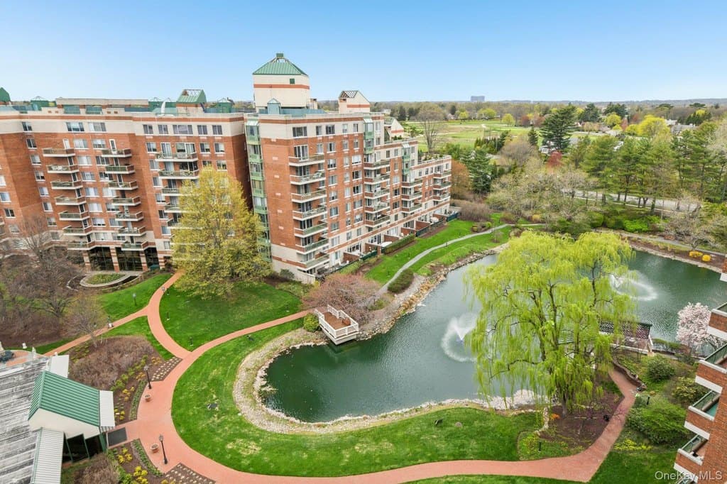 100 Hilton Ave Unit 901, Garden City